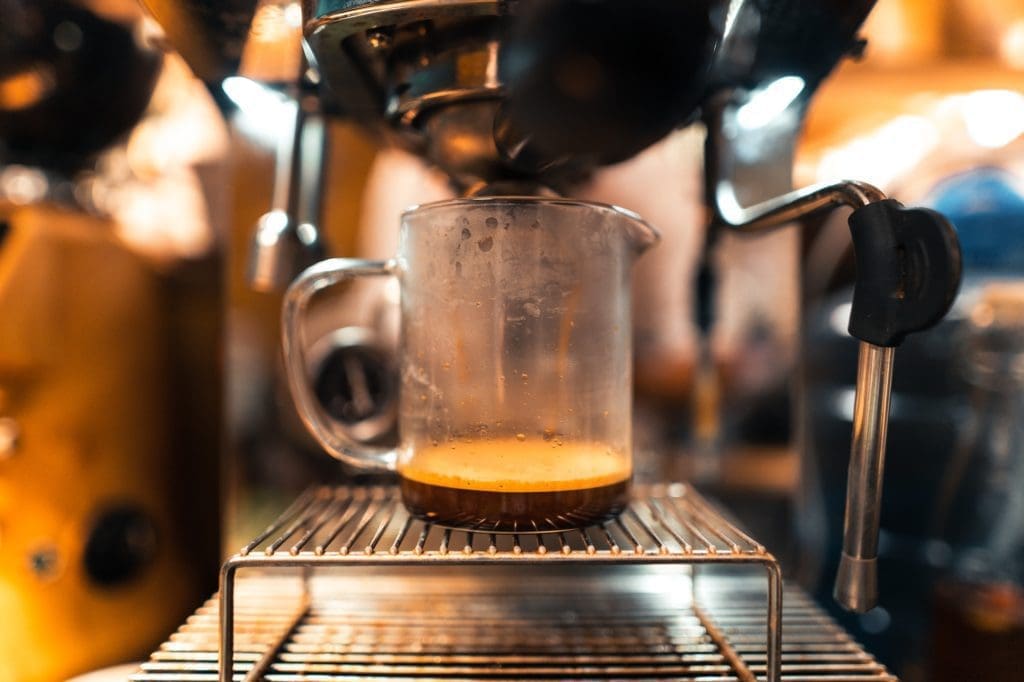 Coffee machine and cup of expresso